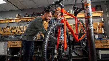 Dostum, atölyedeki bisiklet tekerleğini kontrol et.