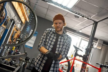 Genç bisikletçi eldiven takıyor.