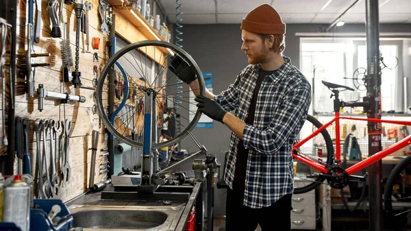 Serviceman kontrollera cykel hjul talade i verkstad — Stockfoto