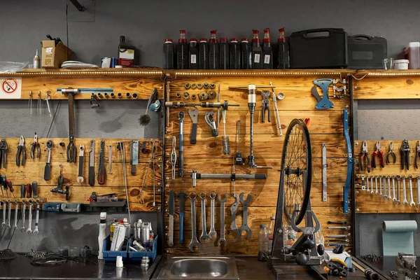 Interiör i cykelverkstad med verktyg och utrustning — Stockfoto