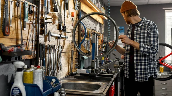 자전거 바퀴를 점검하는 수리공 작업장에서 연설하는 모습 — 스톡 사진