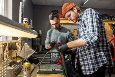 Bisiklet sürücüsü yapıştırıcı bisiklet tüpü için yama kesmiş.