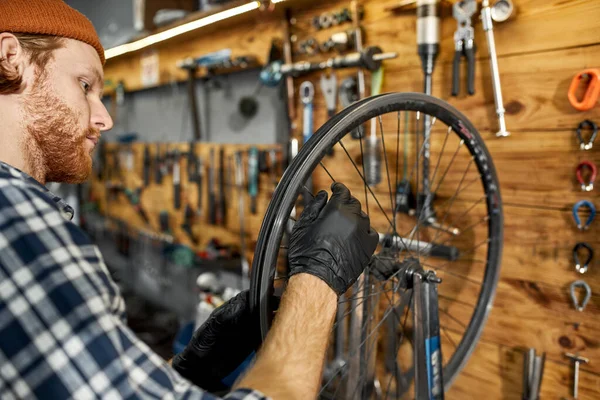 自転車の車輪をチェック修理工はワークショップで話した — ストック写真