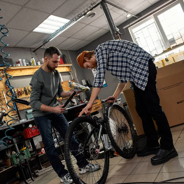 Ποδηλασία στρατιώτες συναρμολόγηση νέου ποδηλάτου στο εργαστήριο — Φωτογραφία Αρχείου