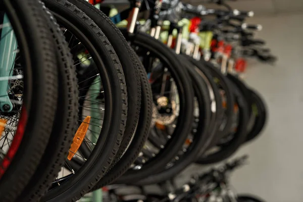 Ausschnitt verschiedener moderner Fahrräder im Fahrradladen — Stockfoto