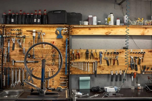 Interiör i cykelverkstad med verktyg och utrustning — Stockfoto