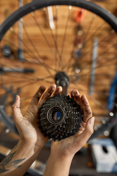 Mechanikerin mit Fahrradkassette beschnitten — Stockfoto