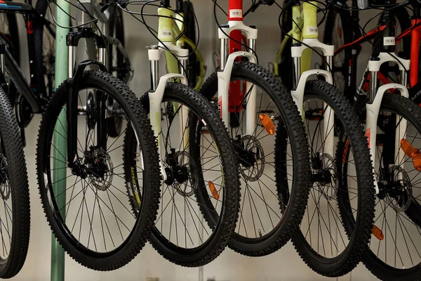 Teilweise verschiedene moderne Fahrräder im Fahrradladen — Stockfoto