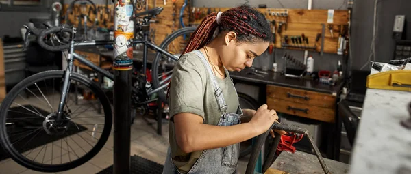 Feminino Ciclismo Mestre Fixação Tubo Bicicleta Oficina Bicicleta Moderna Jovem — Fotografia de Stock