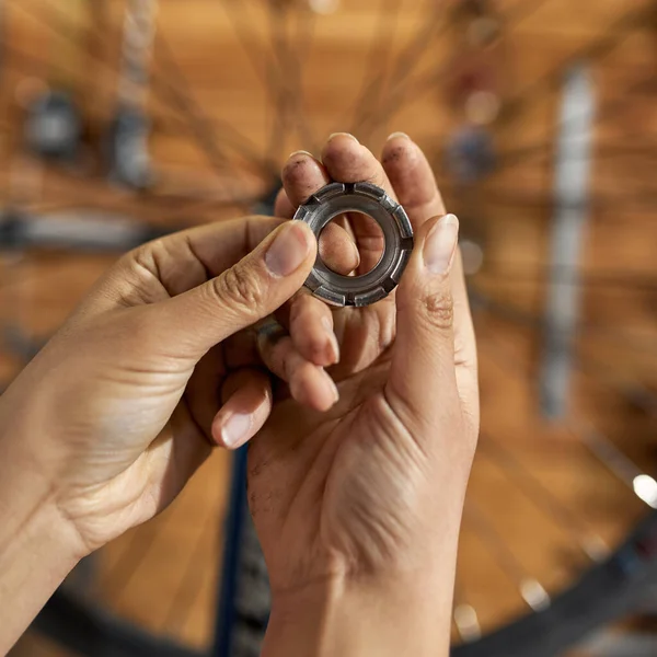Teilweise Nahaufnahme Und Selektive Fokussierung Von Radmeisterhänden Mit Fahrradspeichenschlüssel Auf — Stockfoto