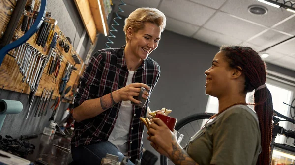 Δύο Χαρούμενες Γυναίκες Πίνουν Τσάι Καφέ Και Τρώνε Σάντουιτς Στο — Φωτογραφία Αρχείου