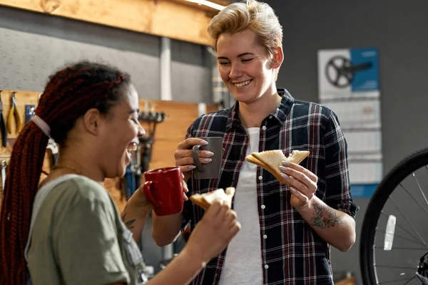 Twee Vrolijke Vrouwen Die Thee Koffie Drinken Sandwiches Eten Fietsenwinkel — Stockfoto