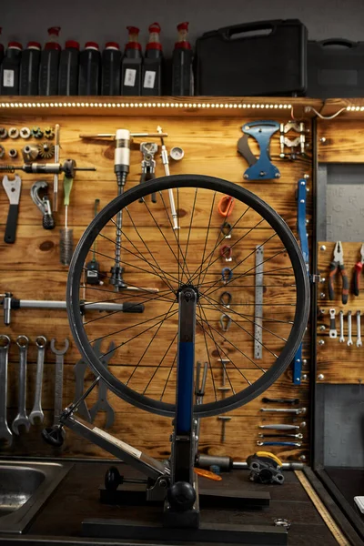 Interior Moderna Garagem Oficina Bicicletas Com Diferentes Ferramentas Profissionais Equipamentos — Fotografia de Stock