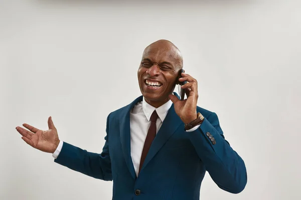 Laughing Líder Empresa Afro Americana Falando Smartphone Homem Adulto Careca — Fotografia de Stock