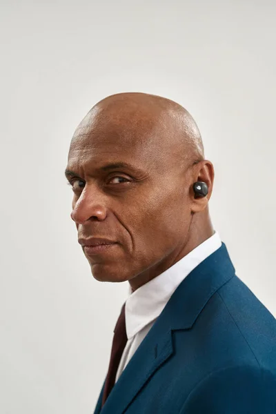 Ausgeschnittene Seitenansicht Eines Schwarzen Geschäftsmannes Mit Drahtlosen Kopfhörern Der Die — Stockfoto