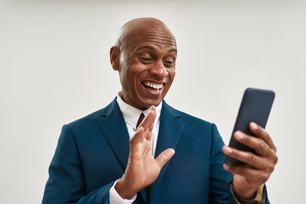 Riendo Afroamericano Empresario Saludando Mano Durante Tener Videollamada Teléfono Inteligente —  Fotos de Stock