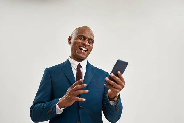 Alegre Hombre Negocios Afroamericano Viendo Smartphone Hombre Adulto Calvo Usando —  Fotos de Stock
