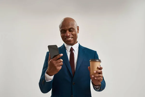 Sonriente Líder Compañía Afroamericana Con Teléfono Inteligente Que Mira Café —  Fotos de Stock