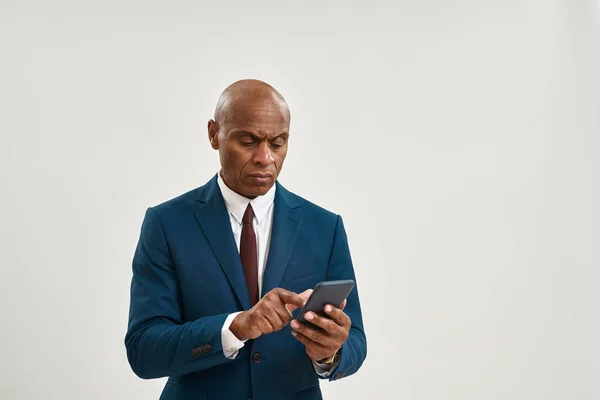 Homme Affaires Afro Américain Ciblé Naviguant Sur Smartphone Homme Adulte — Photo