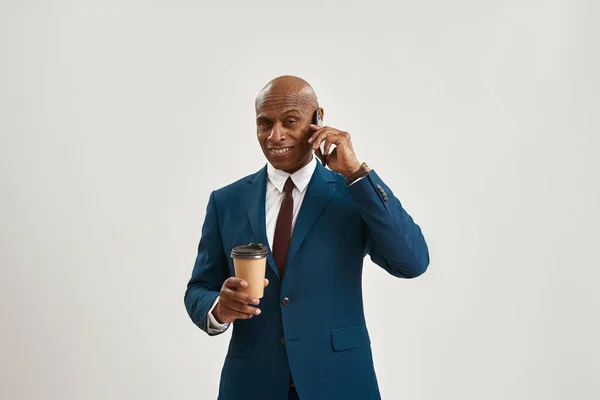 Sorrindo Gerente Ceo Americano Africano Com Café Falando Smartphone Homem — Fotografia de Stock
