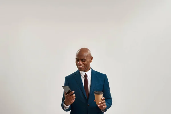 Sonriente Hombre Negocios Afroamericano Con Teléfono Inteligente Que Mira Café —  Fotos de Stock