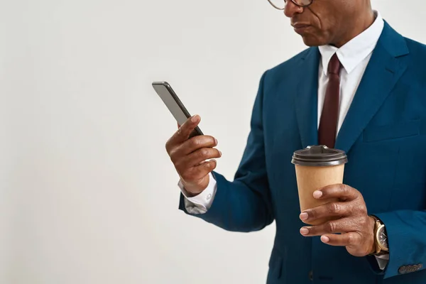 Μερική Εστιασμένη Αφροαμερικανός Επιχειρηματίας Καφέ Χρησιμοποιώντας Smartphone Ένας Φαλακρός Ενήλικας — Φωτογραφία Αρχείου
