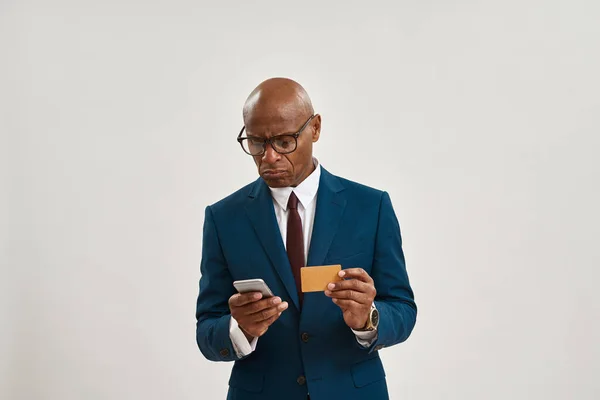 Homme Affaires Afro Américain Concentré Avec Une Carte Visite Aide — Photo