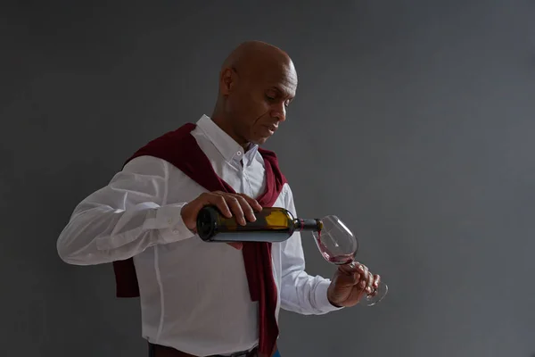 Odaklanmış Erkek Afro Amerikan Şarap Üreticisi Şarap Garsonu Şişeden Kırmızı — Stok fotoğraf