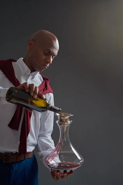 Odaklanmış Afro Amerikan Şarap Üreticisi Şarap Garsonunun Biberonuna Kırmızı Şarap — Stok fotoğraf