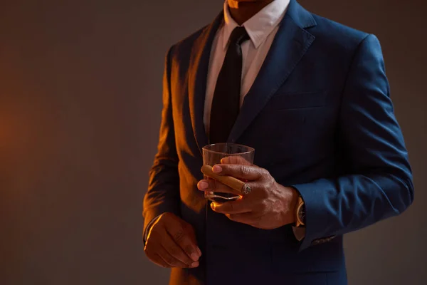 Partiell Afrikansk Amerikansk Affärsman Som Håller Cigarr Och Glas Med — Stockfoto