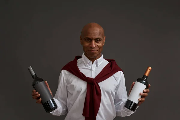 Svart Vinmakare Eller Sommelier Med Två Vinflaskor Vuxen Framgångsrik Manlig — Stockfoto