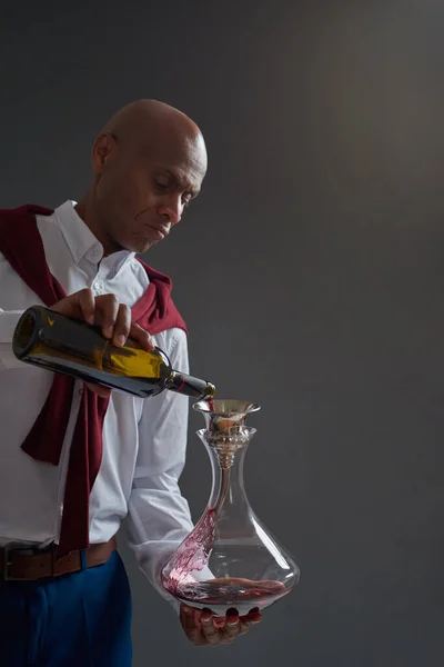 Kel Yetişkin Siyah Şarap Imalatçısı Şarap Şişesine Kırmızı Şarap Dolduran — Stok fotoğraf
