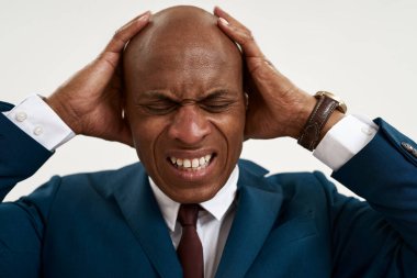 Kafasına dokunan migreni olan yorgun siyah girişimci. Resmi kıyafet giyen kel bir yetişkin. Modern başarılı erkek yaşam tarzı kavramı. Beyaz arka planda izole edilmiş. Stüdyo çekimi