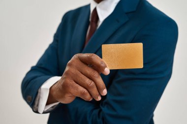 Bulanık Afrika kökenli Amerikan CEO 'su ya da girişimcisinin elindeki altın kartvizitin seçici odak noktası. Takım elbiseli adam. Modern başarılı erkek yaşam tarzı kavramı. Beyaz arka plan. Stüdyo çekimi