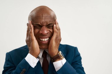 Başı ağrıyan kafasına dokunan yorgun Afrikalı Amerikalı iş adamının bir kısmı. Takım elbiseli kel bir yetişkin. Modern başarılı erkek yaşam tarzı. Beyaz arka plan. Stüdyo çekimi. Boşluğu kopyala