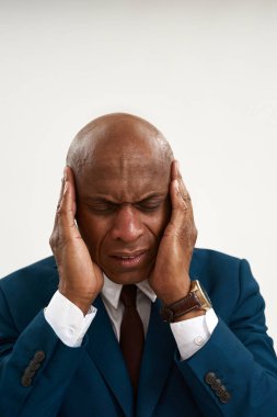 Acı dolu kafasına dokunan migreni olan yorgun siyah girişimci. Resmi kıyafet giyen kel bir yetişkin. Modern başarılı erkek yaşam tarzı kavramı. Beyaz arka planda izole edilmiş. Stüdyo çekimi