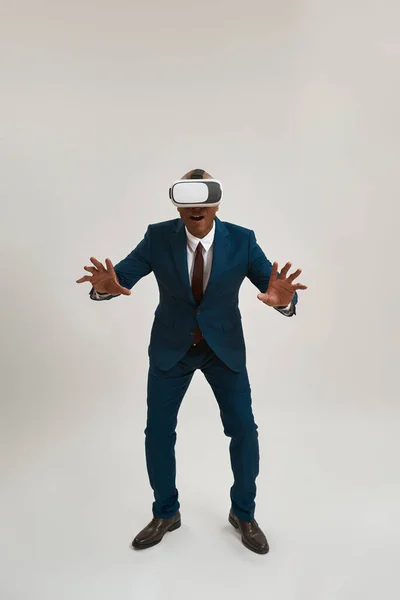 Empresario Negro Conmocionado Usando Gafas Realidad Virtual Hombre Adulto Calvo —  Fotos de Stock