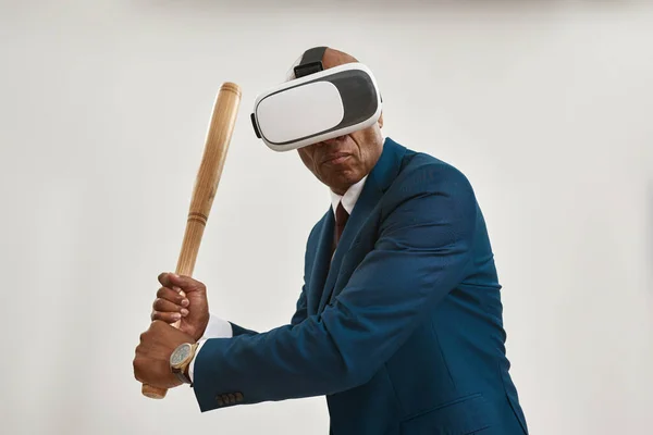 Hombre Negocios Afroamericano Con Bate Jugando Juego Béisbol Virtual Gafas —  Fotos de Stock