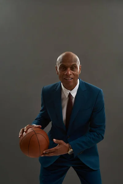 Концентрированный Чёрный Бизнесмен Баскетбольным Мячом Лысый Взрослый Мужчина Официальной Одежде — стоковое фото