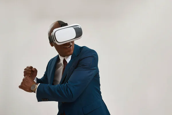 Hombre Negocios Afroamericano Jugando Juego Béisbol Virtual Gafas Realidad Virtual —  Fotos de Stock