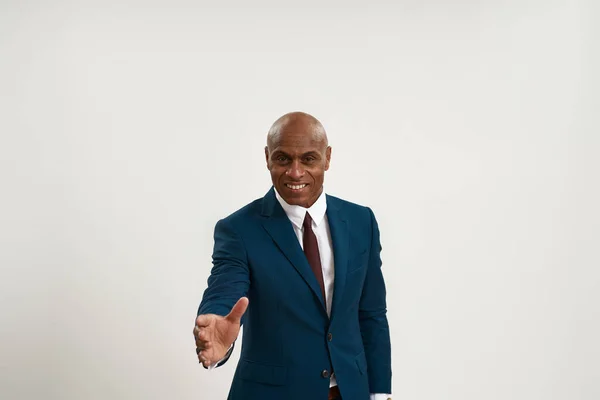 Vorderansicht Eines Lächelnden Afrikanisch Amerikanischen Geschäftsmannes Der Sich Die Hand — Stockfoto
