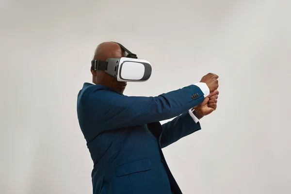 Hombre Negocios Negro Jugando Juego Béisbol Virtual Gafas Realidad Virtual —  Fotos de Stock