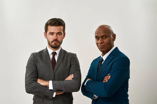 Twee Zelfverzekerde Multi Etnische Ondernemers Met Gekruiste Armen Die Naar — Stockfoto