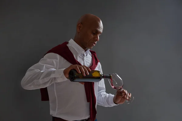 Konsantre Olmuş Yetişkin Erkek Şarap Üreticisi Şarap Garsonu Şişeden Kırmızı — Stok fotoğraf