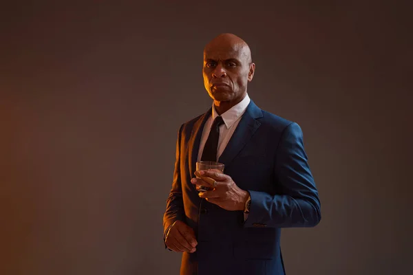 Zelfverzekerde Zwarte Ondernemer Houdt Sigaar Glas Vast Met Whisky Cognac — Stockfoto