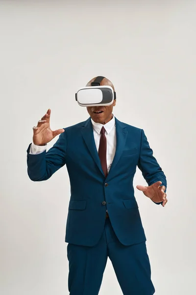 Hombre Negocios Negro Con Gafas Realidad Virtual Hombre Adulto Calvo —  Fotos de Stock