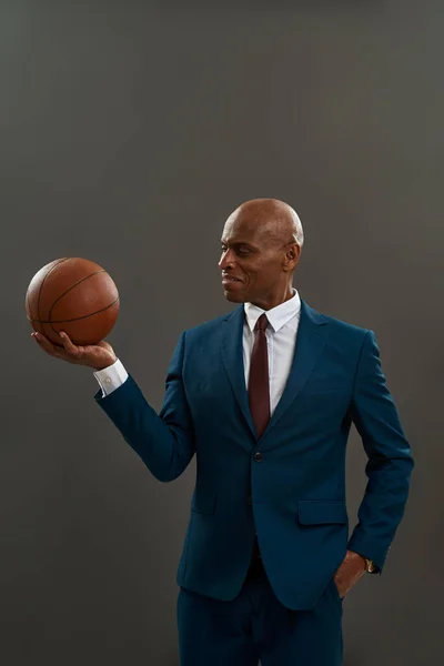 Африканский Американский Бизнесмен Держит Смотрит Баскетбольный Мяч Взрослый Мужчина Костюме — стоковое фото