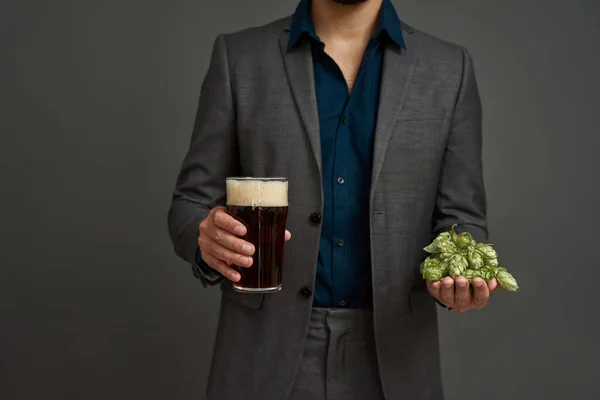Kısmi Tarım Bira Imalatçısı Elinde Yeşil Hop Bir Bardak Bira — Stok fotoğraf