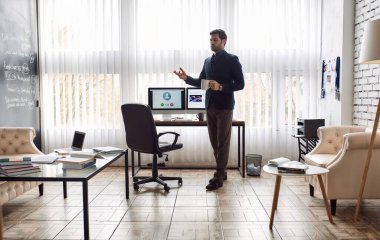 Ofisteki video görüşmesinde düşünceli bilişim girişimcisi konuşması. Çevrimiçi toplantı ve iletişim. Yüksek teknoloji iş stratejisi, geliştirme, terfi, satış. Başarılı Avrupalı adam kablosuz kulaklık takıyor