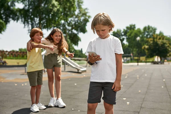 Los Niños Ríen Señalan Con Los Dedos Niño Con Smartphone —  Fotos de Stock